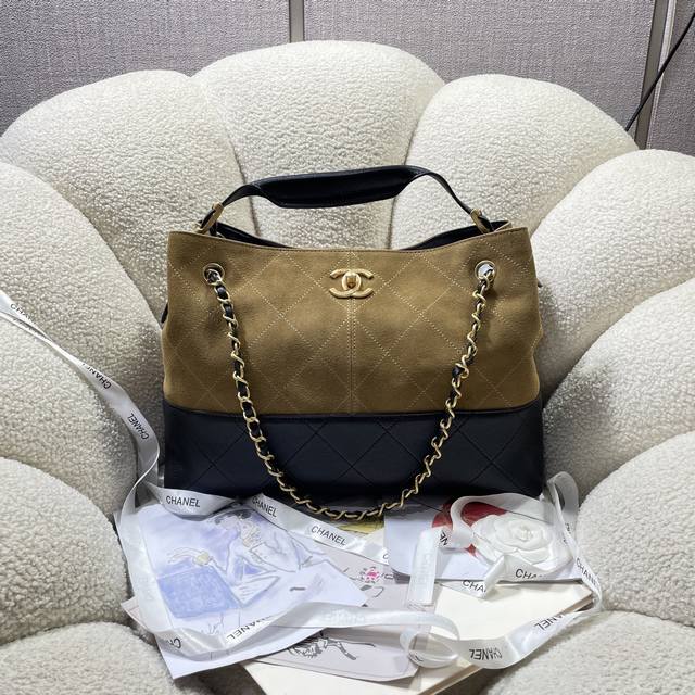 铁灰色 5634 Ohanel高级手工坊 麂皮包手工坊杭州大秀的焦点爆款经典与创新交织的杰作 灵感来自香奈儿女士的乌木漆面屏风；标志性菱格纹 、邂逅独特拼色的设