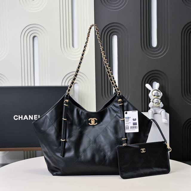 权志龙机场同款香奈儿Maxi托特终于到货了！刷爆Ins的高定秀场款果然绝绝子！和以前那些华丽到闪瞎眼的款不同，这次黑色菱格纹包身直接焊了两条金属链条，复古味超正