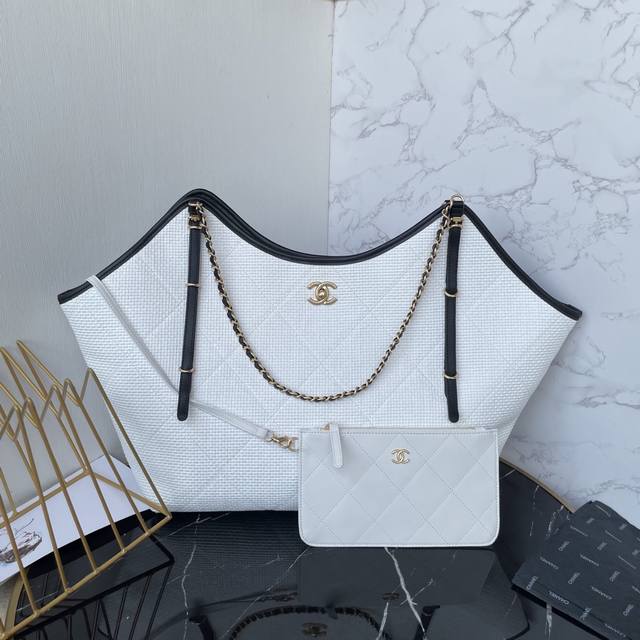 秀场爆款Chanel25S Maxi Hobo Bag权志龙同款Tote 购物袋 草编材料搭配牛皮 容量好能装 上身很有时髦范啊~搭配休闲撞妥妥的时髦精~包型慵