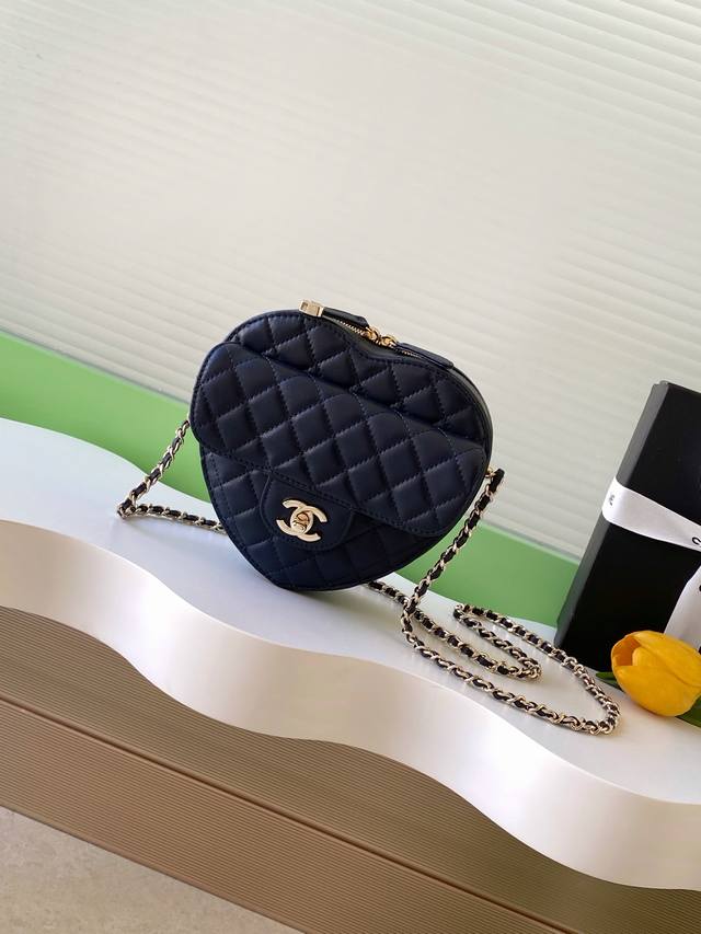 25B 春夏爱心系列 爱心款真的超级好看，专柜就算是Vip也很难买到[流泪]都要溢价大几千！实物真的惊呆了，无论怎么搭配都很时尚，本季最热最火系列，一定要买 款