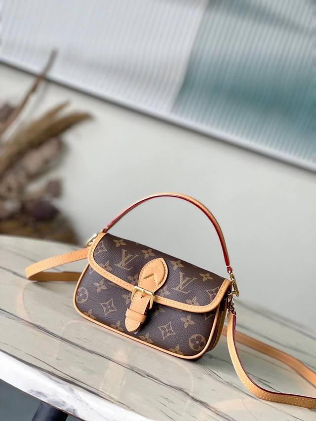 顶级原单 M83566 老花 本款 Nano Diane 为 Monogram 帆布包身融入皮革包角和传统搭扣等复古元素，复现圆润翻盖和腰带式开合等原型细节。充