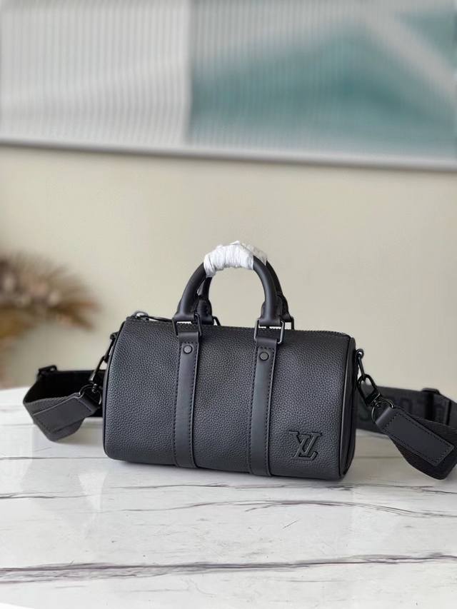 头层皮 顶级原单 M80950 本款手袋浓缩 Keepall 旅行袋的经典轮廓，拥有 Aerogram 全粒面牛皮革宛如旧式航空信笺的柔软质感，点缀哑光金属字母