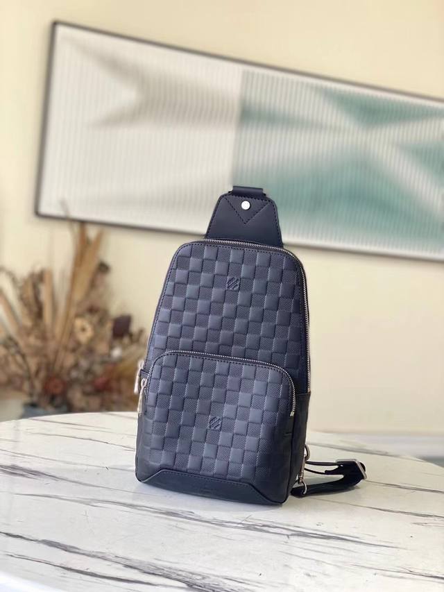 头层皮 顶级原单 N41720 运动风糅合休闲气息，这款Avenue单肩包以Damier Infini皮革制作，是您在城中的最理想袋款。小巧轻盈，袋形贴合身体曲