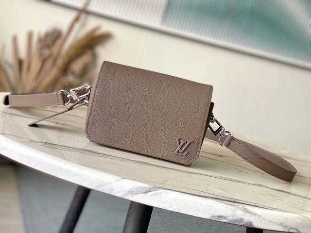 头层皮 顶级原单 M11484 棕色 本款Fastline迷你手袋为粒面牛皮革搭配莹亮金属件,借由钝角翻盖、别致名牌和金属Lv字母展露Lvaerogram系列的 头层皮 顶级原单 M11484 棕色 本款Fastline迷你手袋为粒面牛皮革搭配莹亮金属件,借由钝角翻盖、别致名牌和金属Lv字母展露Lvaerogram系列的