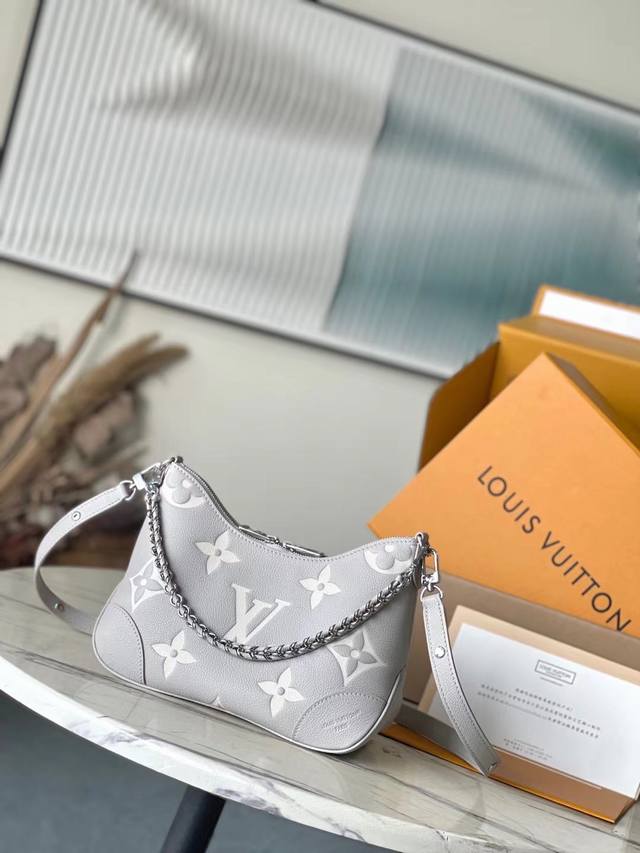 头层皮 顶级原单M14211 本款Boulogne 手袋选用Monogram Empreinte皮革重经典设计，以多种背携方式彰显个性风采，内贴袋可轻松收纳智能