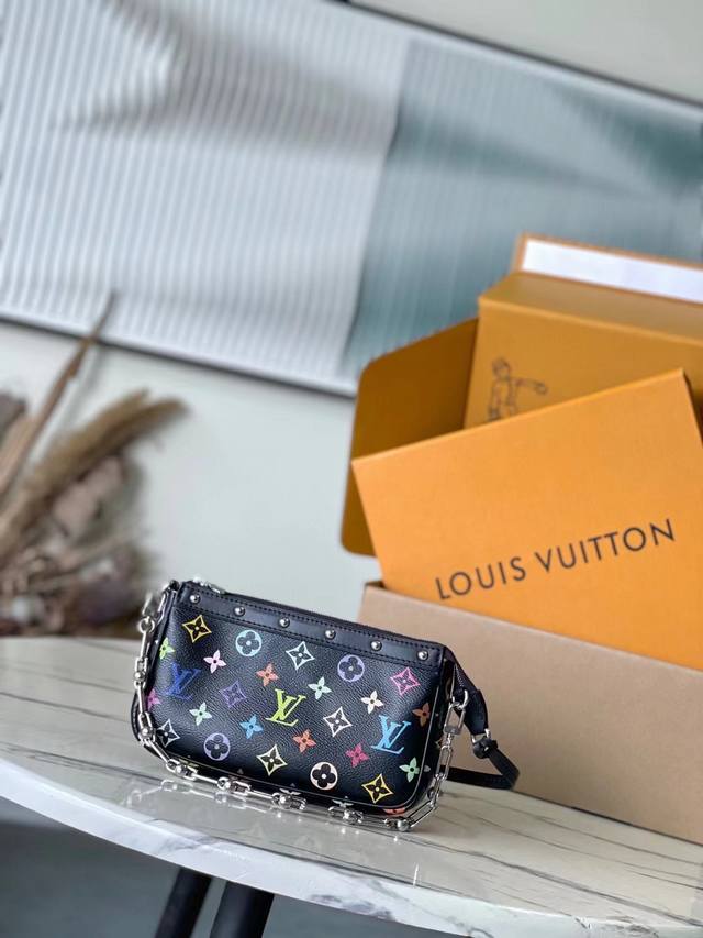 顶级原单M13663 黑彩 本款 pochette Accessoires 手袋取材涂层帆布，以缤纷 Monogram 图案演绎路易威登 X 村上隆跨界合作系列