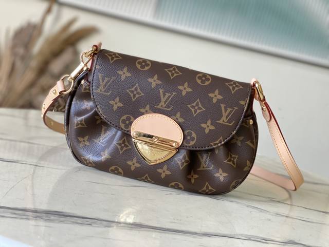 顶级原单 M13617 本款Sunset手袋取材经典Monogram涂层帆布，为品牌再添雅致佳选。光滑皮革饰边和标志性插扣共同彰显复古风尚，精巧构型方便收纳长款