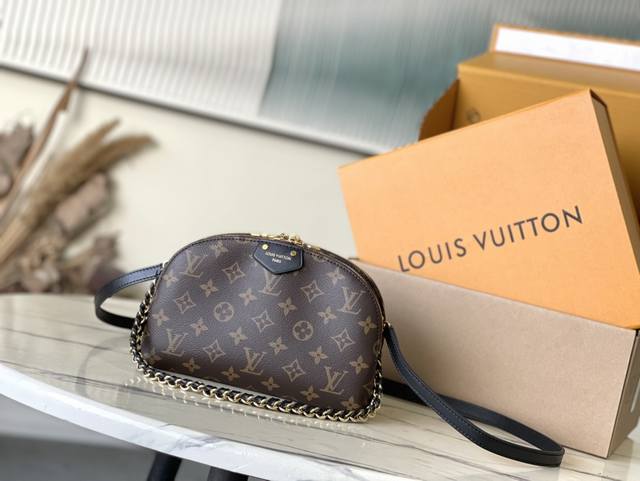 顶级原单M12996 Bealma手袋融汇品牌标志性Alma手袋和化妆包设计，于2025Crulse早春系列玩味都市旅行风尚。紧凑构型配有编织链条，可作手拿包或