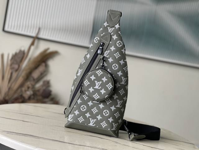 头层皮 顶级原单M12486 本款 Duo 单肩包以柔软牛皮革塑造贴身构型，成就传统双肩包之外的实用之选。拉链侧袋可收纳智能手机，可拆卸收纳包方便取放物品，可调