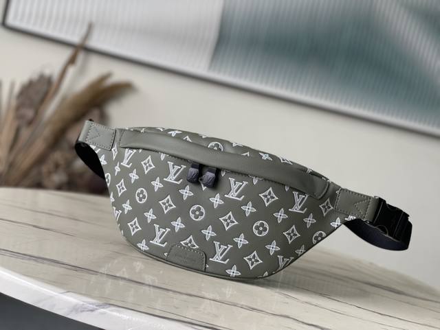 头层皮 顶级原单 M12508 本款Discovery腰包取材Monogram Shadow压纹牛皮革，以鲜明色调烘托Monogram图案。多重口袋和双拉链封口