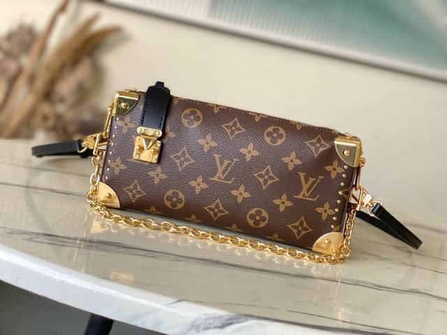 钢五金 顶级原单 M13147 Slimtrunk手袋以优雅之姿亮相2025 Cruise早春秀场，为经典Trunk手袋系列再添新成员。Monogram帆布、M