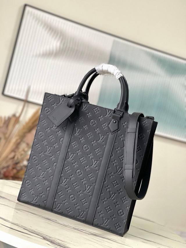 头层皮 顶级原单 M21866 全皮 本款Sac plat手袋取材Monogram压纹Taurillon皮革，以笔直线条、分明棱角、皮革侧带和轧制皮革手柄聚焦视