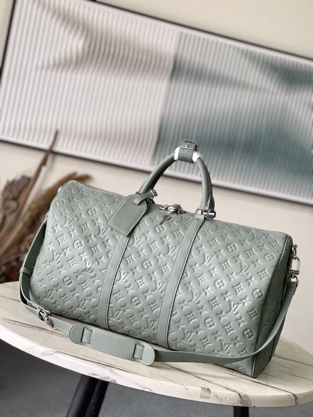 头层皮 顶级原单 M13976 灰绿 经典 Keepall 旅行袋释放 Monogram Shadow 皮革的摩登新意。舒柔牛皮革工致压印标志性 Monogra