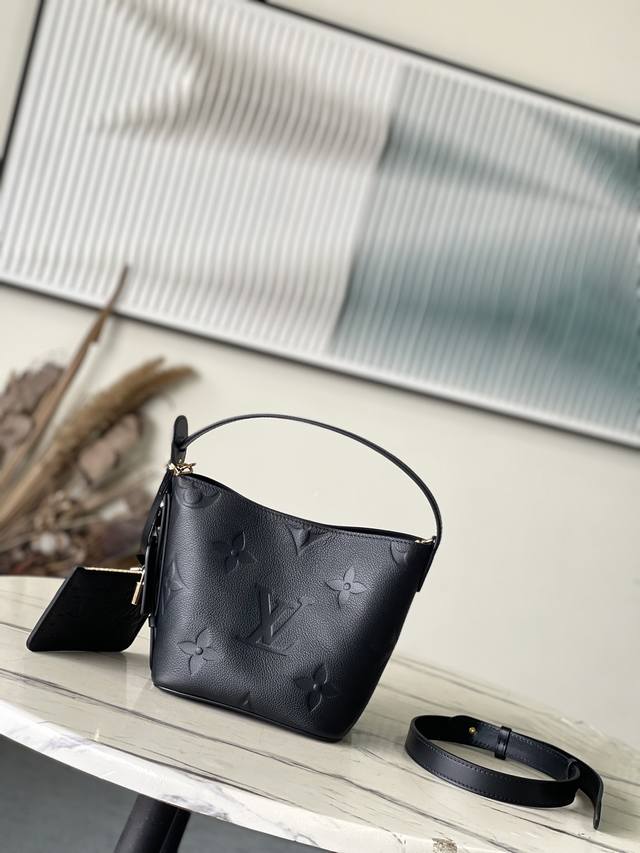 头层皮 顶级原单 M13480 黑色 本款Alinbb手袋将摩登设计理念融于优雅轮与充裕空间之中。Monogram Empreinte皮革匠心塑造简约水桶包结构