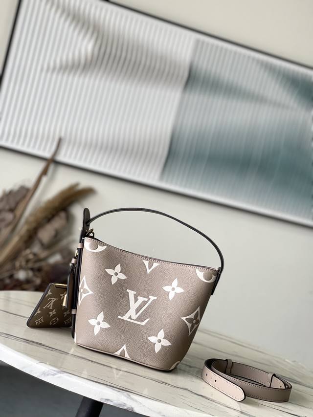 头层皮 顶级原单 M13045 大象灰 本款Alinbb手袋将摩登设计理念融于优雅轮与充裕空间之中。Monogram Empreinte皮革匠心塑造简约水桶包结