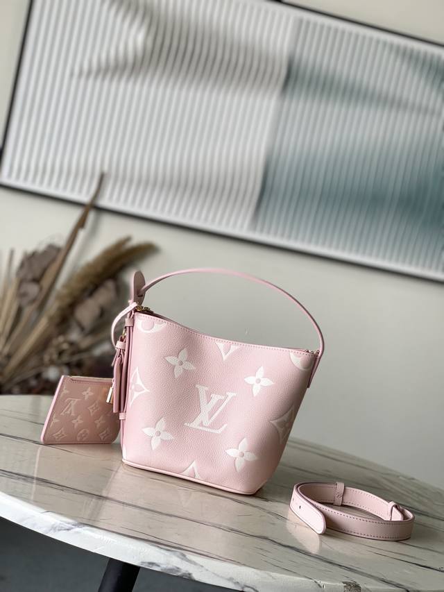 头层皮 顶级原单 M13453 粉色 本款Alinbb手袋将摩登设计理念融于优雅轮与充裕空间之中。Monogram Empreinte皮革匠心塑造简约水桶包结构