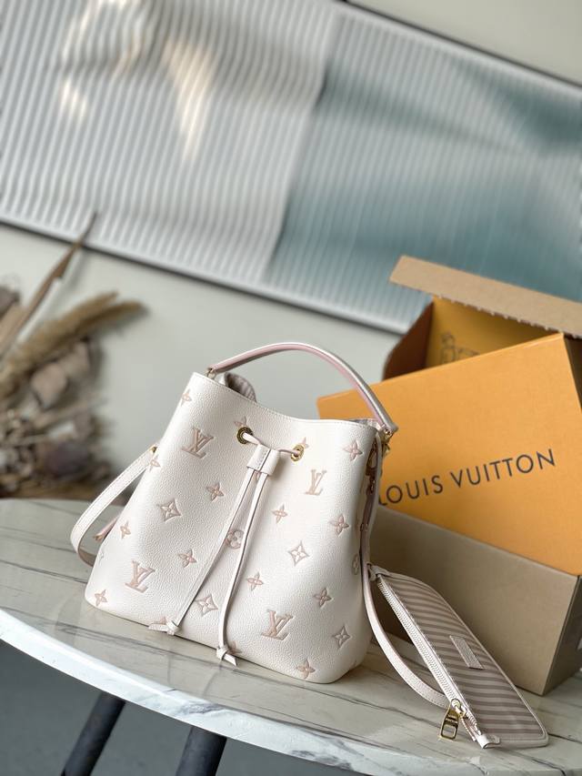 头层皮 顶级原单M14401 本款Neonoe中号手袋以经典Monogram Empreinte皮革演绎同色美学，借耀目链条装饰释放当季新意。齐整内里设有多重隔