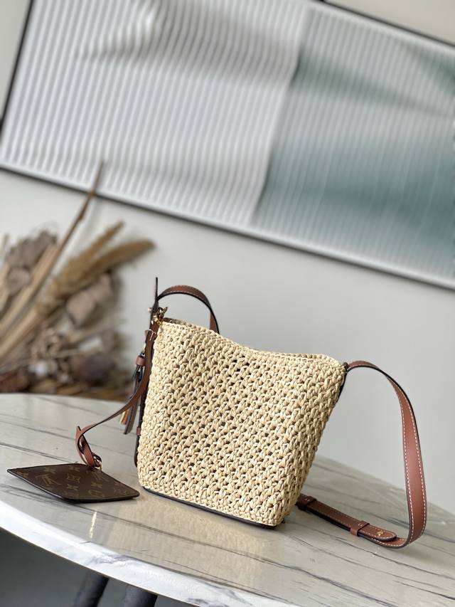 顶级原单 M14217 本款Allinbb手袋以法国南部的悠闲格调演绎度假风范，再度印证品牌精湛匠艺。拉菲草包身融入标志性名牌等皮革元素，莹亮挂锁点睛考究细节，