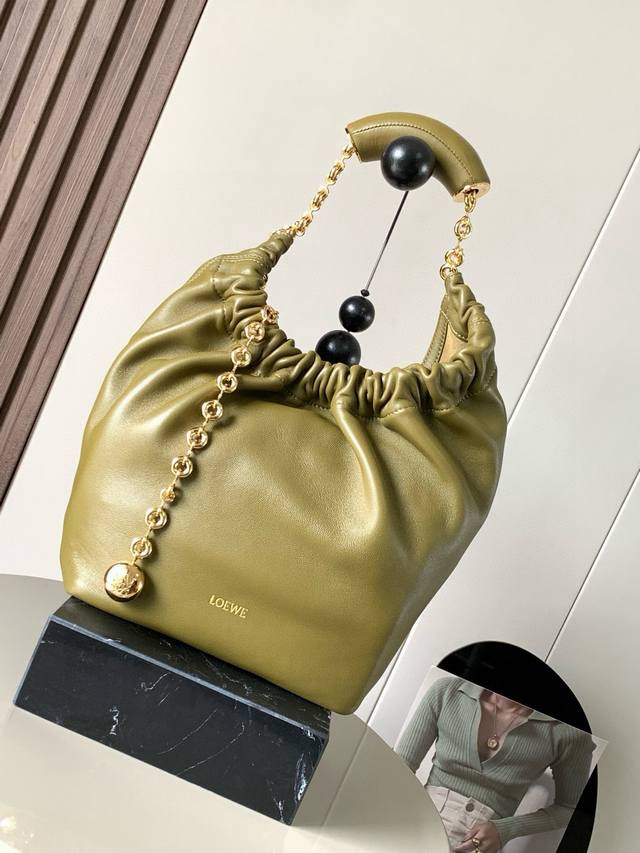 明星同款 小号纳帕羊皮革Squeeze手袋是款精致而柔美的全新手袋全新发布的 Squeeze 手袋采用柔软丝滑的Mellow纳帕小羊皮制作而成无衬里结构有效减轻