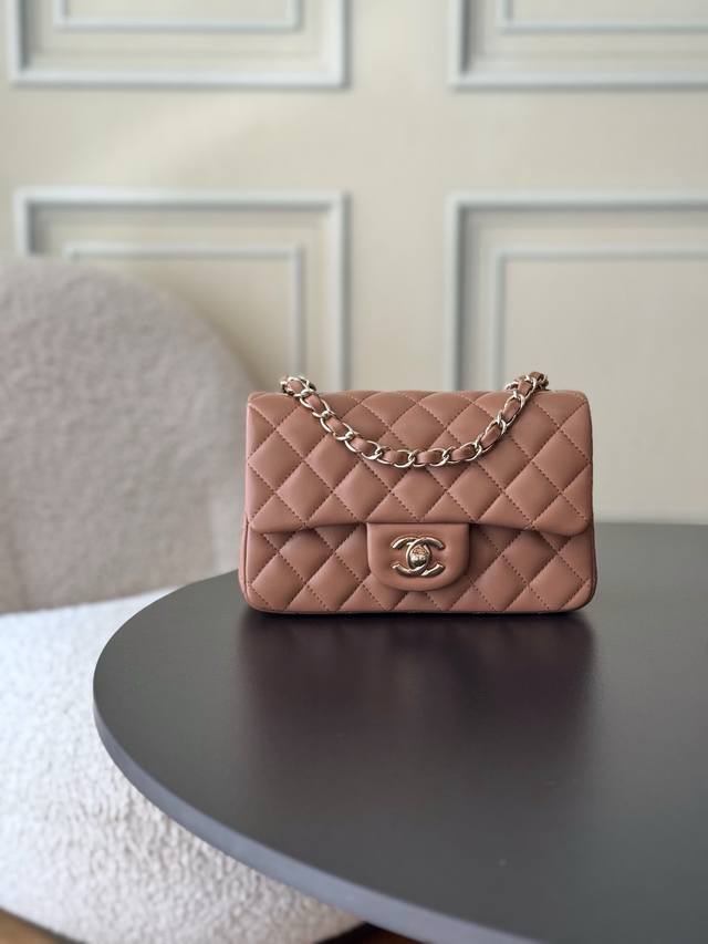 升级版 全名Classic Fla0 大Mini小羊皮 尺寸： 12*20*6Cm 皮料：原厂Haas内里进口小羊皮 五金：24K电镀 全钢五金 经典的Cf就是