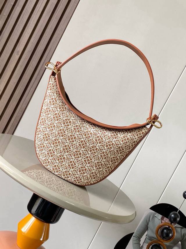 Luna 半月形Hobo手袋包身设计线条柔美,雕塑廓形和弧形双唇开合，隐藏式滑动孔眼，可拆卸肩带令其造型更加多变。这个版本采用Anagram提花布和经典牛皮革制