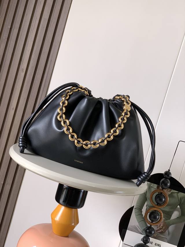 新款大号鹿皮革 Flamenco purse 手拿包Flamenco purse 采用褶皱设计侧面搭配标志性绳结此大号版本采用鹿皮革制成。＊可肩背、斜挎或手提＊