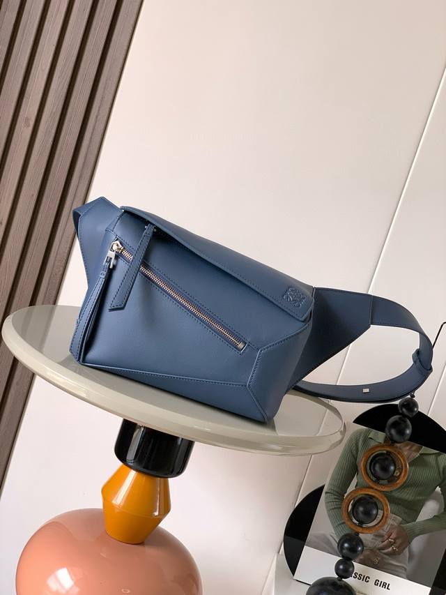 新款小号经典牛皮革 puzzle 腰包长方体形状和精确的切割技术创造了puzzle 独特的几何线条这款小号腰包采用经典牛皮革制成皮质柔软轻便,造型低调有辨识度不 新款小号经典牛皮革 puzzle 腰包长方体形状和精确的切割技术创造了puzzle 独特的几何线条这款小号腰包采用经典牛皮革制成皮质柔软轻便,造型低调有辨识度不