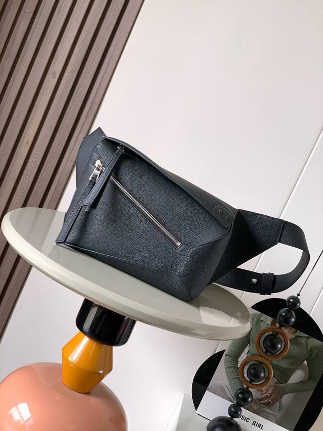 新款小号经典牛皮革 puzzle 腰包长方体形状和精确的切割技术创造了puzzle 独特的几何线条这款小号腰包采用经典牛皮革制成皮质柔软轻便，造型低调有辨识度不