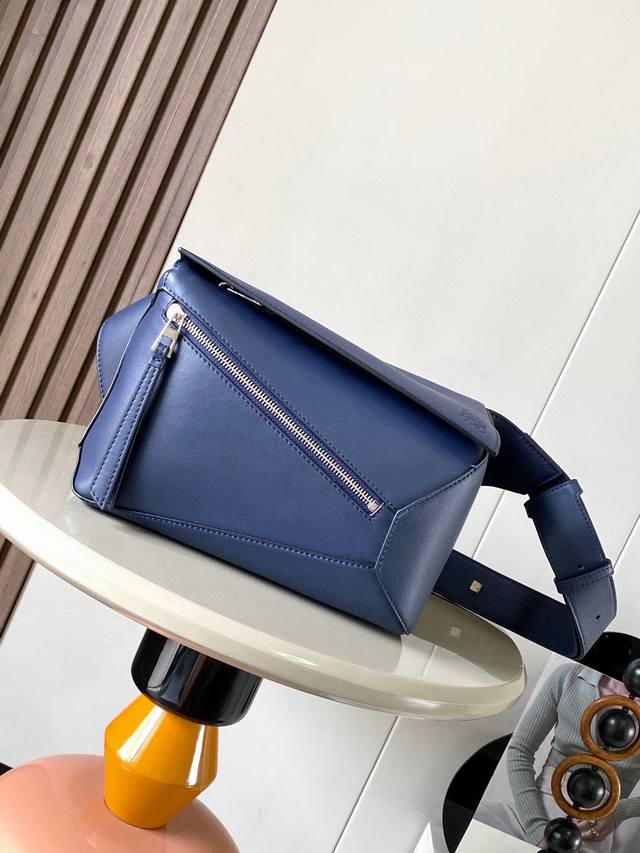 新款小号经典牛皮革 puzzle 腰包长方体形状和精确的切割技术创造了puzzle 独特的几何线条这款小号腰包采用经典牛皮革制成皮质柔软轻便，造型低调有辨识度不