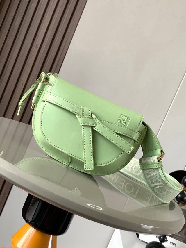 爆款 迷你21Cm 新款字母宽肩带马鞍包Gate Duel手袋寛肩带简直是灵魂之笔赋予了Gate全新的生命包身采用柔软牛皮革精制而成可拆卸调节牛皮提绣花肩带 单