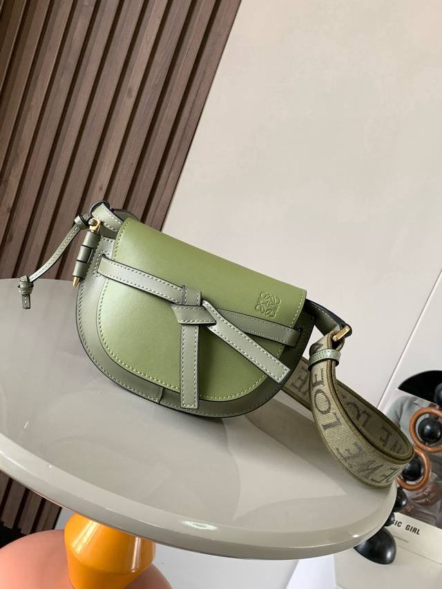 爆款 迷你21Cm 新款字母宽肩带马鞍包Gate Duel手袋寛肩带简直是灵魂之笔赋予了Gate全新的生命包身采用柔软牛皮革精制而成可拆卸调节牛皮提绣花肩带 单