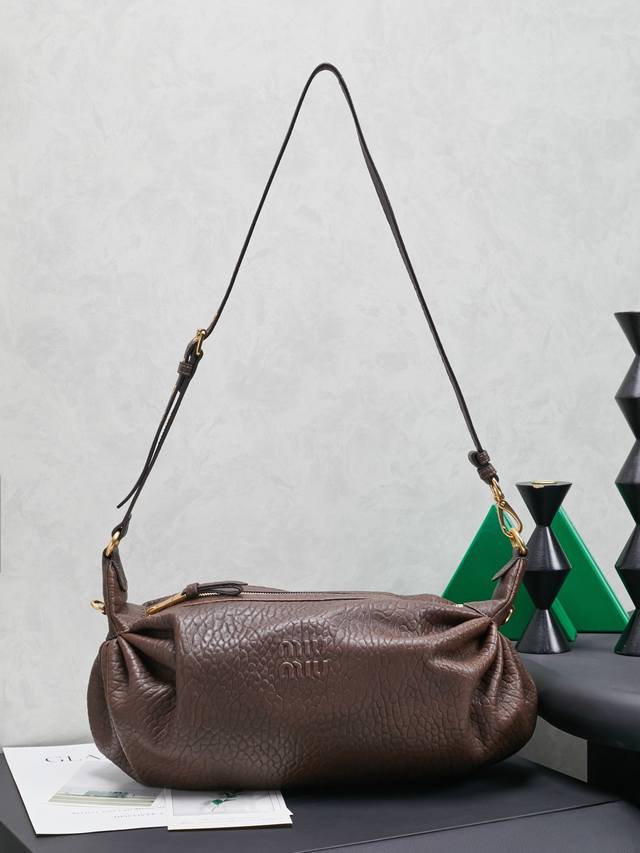 m家秋冬新品机车包5Bc191，采用植糅泡泡大象纹羊皮，质感超绝尺寸:40 X20X15 Cm