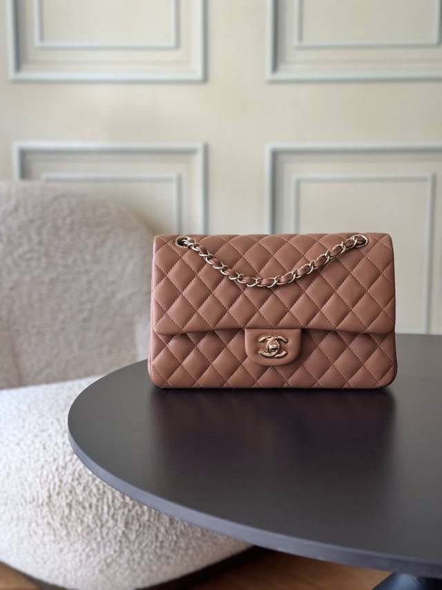 升级版 全名Classic Fla0 羊皮 尺寸： 15.5*25.5*6.5Cm 皮料：原厂Haas内里进口小羊皮 五金：24K电镀 全钢五金 经典的Cf就是