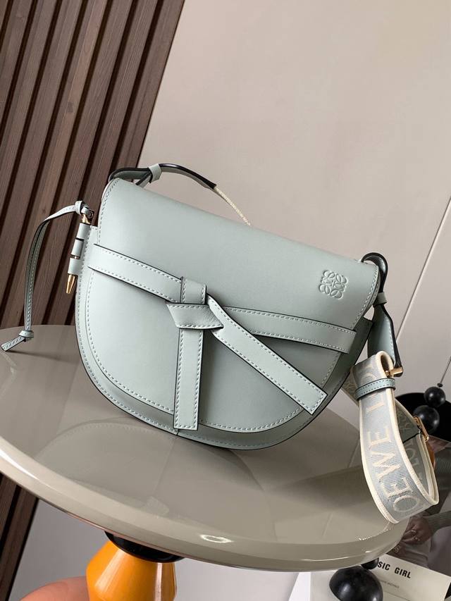 爆款小号25Cm新款字母宽肩带马鞍包Gate Duel手袋寛肩带简直是灵魂之笔赋予了Gate全新的生命包身采用柔软牛皮革精制而成可拆卸调节牛皮提绣花肩带单肩斜挎