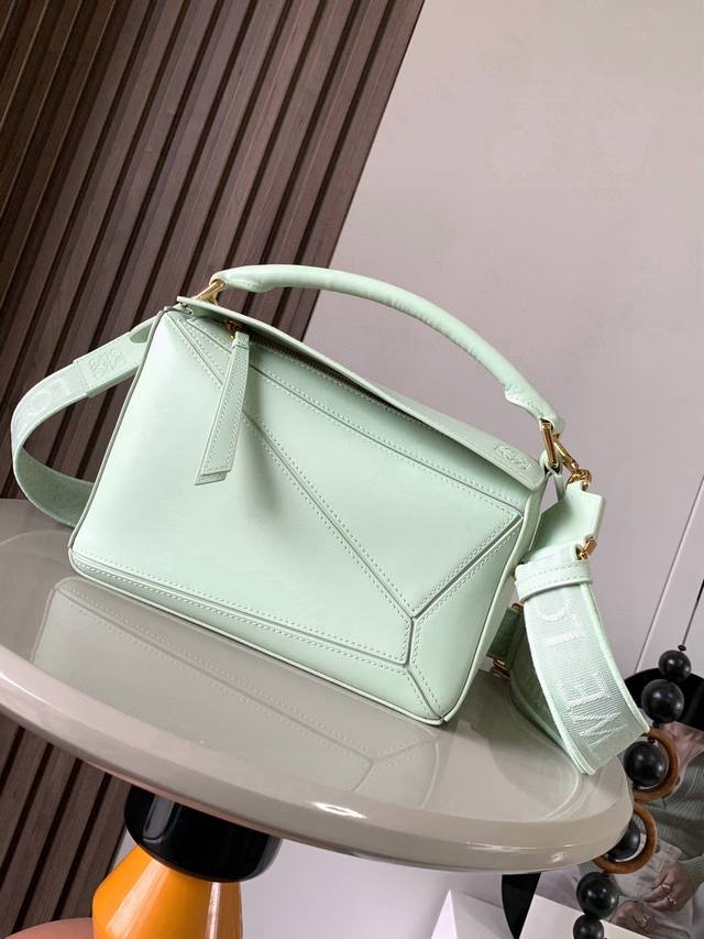 几何包24Cmpuzzle手袋！原厂进口纳帕小牛皮罗家爆款几何包puzzle 手袋是创意总监乔纳森 安德森为 L0Ewe 推出的首款手提包长方体形状和精确的切割