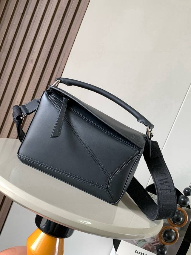 几何包24Cmpuzzle手袋!原厂进口纳帕小牛皮罗家爆款几何包puzzle 手袋是创意总监乔纳森 安德森为 L0Ewe 推出的首款手提包长方体形状和精确的切割 几何包24Cmpuzzle手袋!原厂进口纳帕小牛皮罗家爆款几何包puzzle 手袋是创意总监乔纳森 安德森为 L0Ewe 推出的首款手提包长方体形状和精确的切割