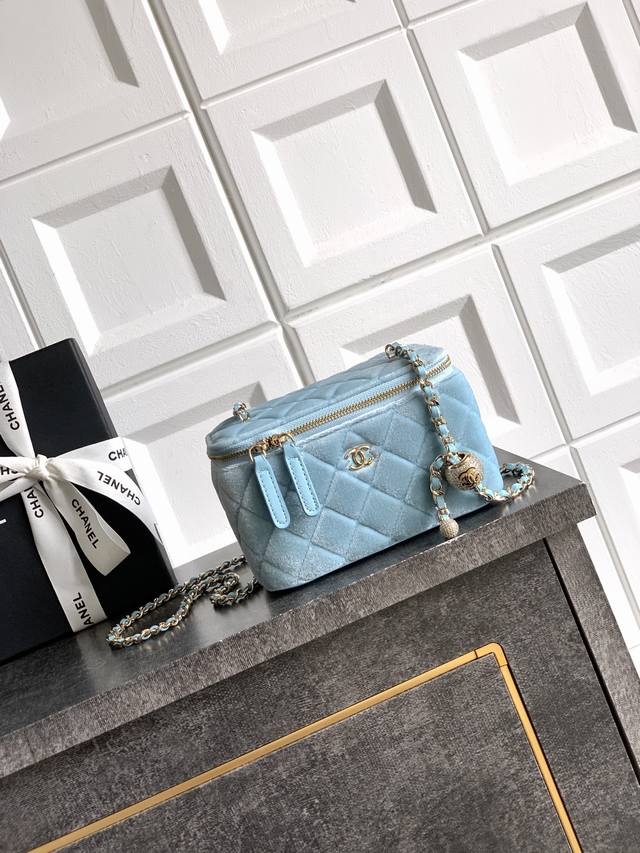 顶级原单 冰川蓝 2303丝绸钻石金珠扣Ohanel 25B爆款盒子包精巧别致链条小化妆盒可以放得下手机的，容量非常感人非常实用自带3个卡槽，剩下卡包空间，全皮