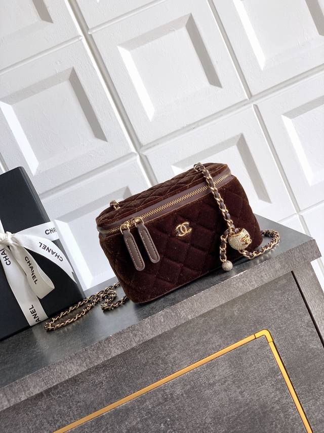 顶级原单 咖啡色 2303口红包出货！丝绸钻石金珠扣Ohanel 25B爆款盒子包精巧别致链条小化妆盒可以放得下手机的，容量非常感人非常实用自带3个卡槽，剩下卡