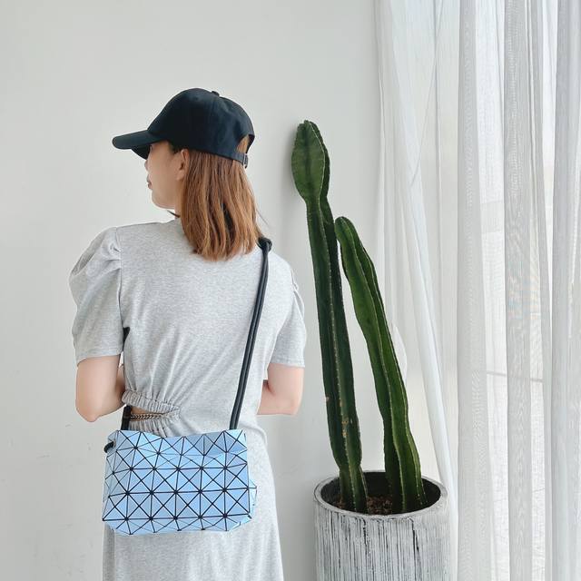 原单跑量 新品# 豆腐包 Loop系列 三宅一生｜豆腐包 创造出不同的三维轮廓，可以调节绳结的位置轻松调整绳子的长度，是一个可以当斜挎包又可以单肩包的系列 背带