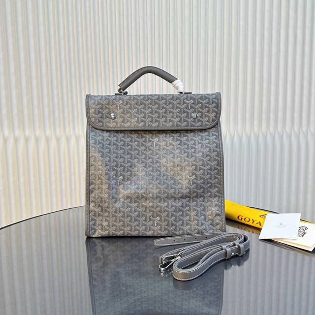 跑量价 Saint LéGer 双肩包 包采用模块化设计，集美观度与功能性于一体，可拆卸的按扣钩带让其能在保有老派风格的轻便公文包与摩登前卫的双肩背包之间随意转