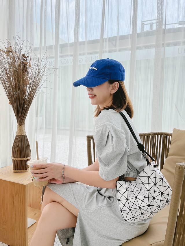 原单跑量 新品# 豆腐包 Loop系列 三宅一生｜豆腐包 创造出不同的三维轮廓，可以调节绳结的位置轻松调整绳子的长度，是一个可以当斜挎包又可以单肩包的系列 背带