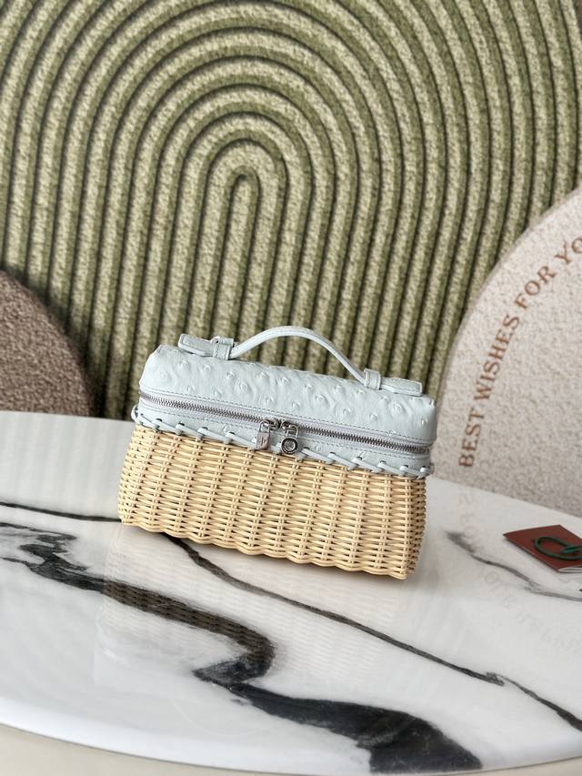 Extrapocket这款小巧手袋将手工竹藤编 与品牌独特的牛皮革相结合。轻巧百搭, 可拆卸肩带方便斜挎佩戴。 经典设计融汇传统编织工艺和现代功能, 成就赠礼的 Extrapocket这款小巧手袋将手工竹藤编 与品牌独特的牛皮革相结合。轻巧百搭, 可拆卸肩带方便斜挎佩戴。 经典设计融汇传统编织工艺和现代功能, 成就赠礼的