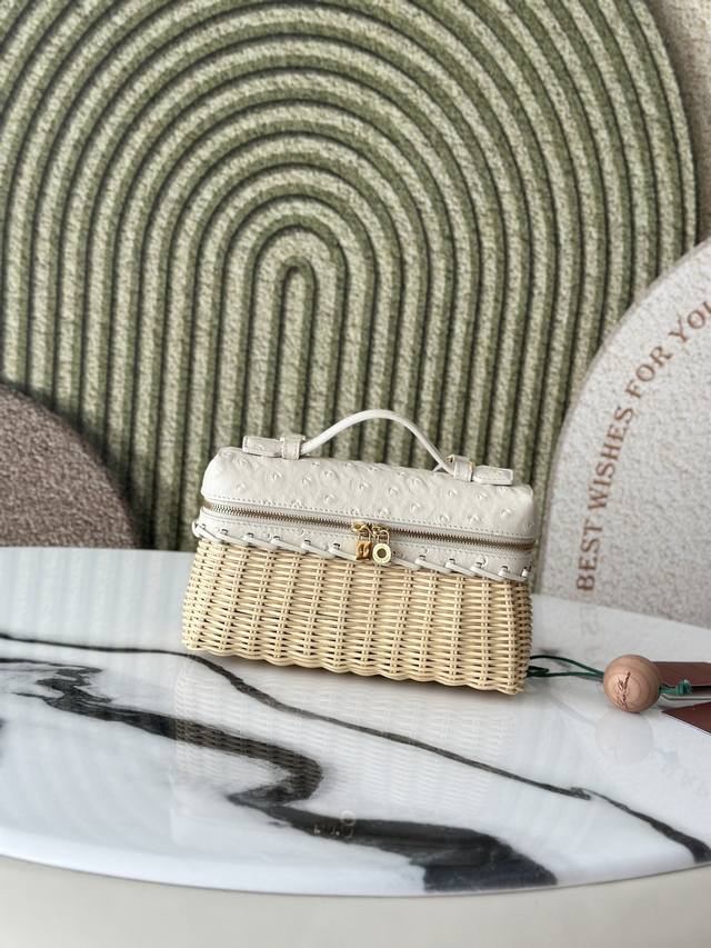 Extrapocket这款小巧手袋将手工竹藤编 与品牌独特的牛皮革相结合。轻巧百搭， 可拆卸肩带方便斜挎佩戴。 经典设计融汇传统编织工艺和现代功能， 成就赠礼的