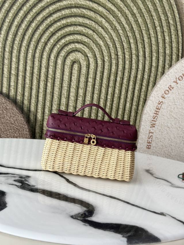 Extrapocket这款小巧手袋将手工竹藤编 与品牌独特的牛皮革相结合。轻巧百搭， 可拆卸肩带方便斜挎佩戴。 经典设计融汇传统编织工艺和现代功能， 成就赠礼的