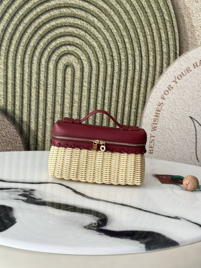 L19竹藤红豆色 Extrapocket这款小巧手袋 将手工竹编与品牌独特的牛皮革相结合。 轻巧百搭，可拆卸肩带方便斜挎佩戴。 经典设计融汇传统编织工艺和现代功