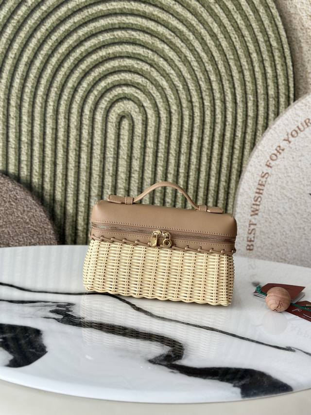 L19竹藤奶茶色 Extrapocket这款小巧手袋 将手工竹编与品牌独特的牛皮革相结合。 轻巧百搭，可拆卸肩带方便斜挎佩戴。 经典设计融汇传统编织工艺和现代功