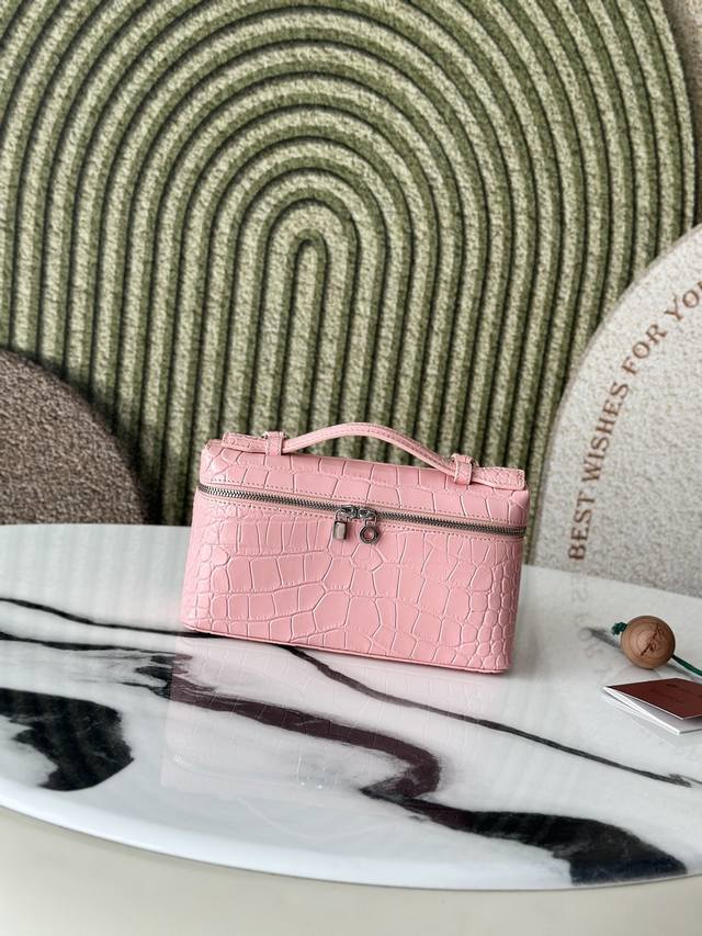 L19鳄鱼纹 粉色 二代扣 头层牛皮压纹 Extra pocket L19系列手提 斜挎包 不需要繁复设计的款式,简洁柔和的轮廓优雅耐看,像一只精美的化妆箱,小 L19鳄鱼纹 粉色 二代扣 头层牛皮压纹 Extra pocket L19系列手提 斜挎包 不需要繁复设计的款式,简洁柔和的轮廓优雅耐看,像一只精美的化妆箱,小