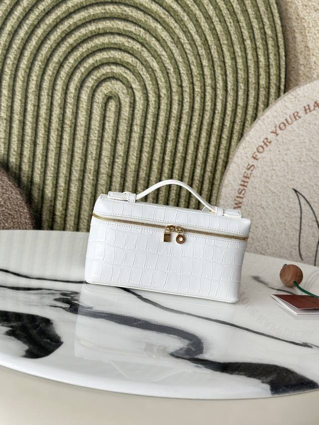 L19鳄鱼纹 冰川白 二代扣 头层牛皮压纹 Extra pocket L19系列手提 斜挎包 不需要繁复设计的款式,简洁柔和的轮廓优雅耐看,像一只精美的化妆箱, L19鳄鱼纹 冰川白 二代扣 头层牛皮压纹 Extra pocket L19系列手提 斜挎包 不需要繁复设计的款式,简洁柔和的轮廓优雅耐看,像一只精美的化妆箱,