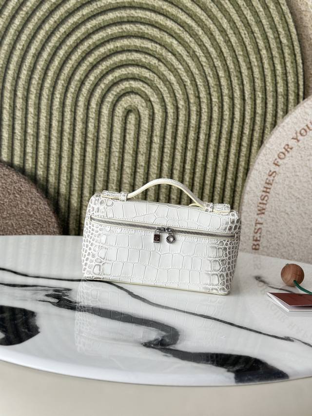 L19鳄鱼纹 喜马拉雅 二代扣 头层牛皮压纹 Extra pocket L19系列手提 斜挎包 不需要繁复设计的款式，简洁柔和的轮廓优雅耐看，像一只精美的化妆箱