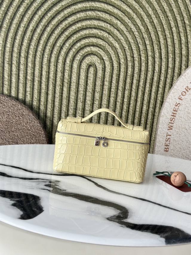 L19鳄鱼纹，小鸡黄 二代扣 头层牛皮压纹 Extra pocket L19系列手提 斜挎包 不需要繁复设计的款式，简洁柔和的轮廓优雅耐看，像一只精美的化妆箱，